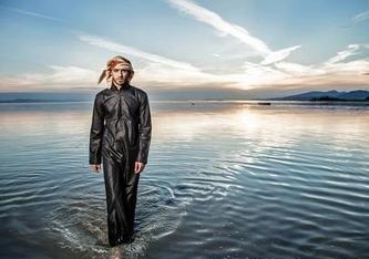 Musulmán imita a Jesucristo caminando sobre el agua