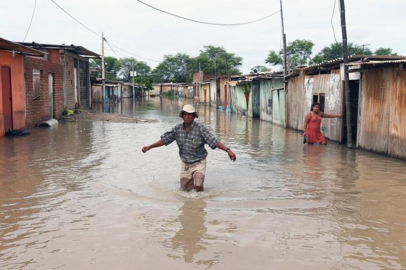 Sólo biblias piden pueblo que fue arrasado por inundaciones en Perú