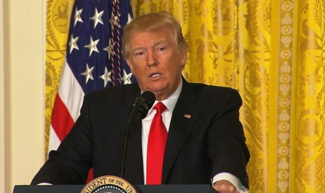 Trump firma orden de libertad religiosa: “La gente de fe no puede ser intimidada”