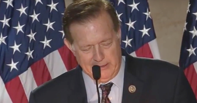 Congresista llora en oración por EE.UU., “Señor, perdona nuestros pecados”