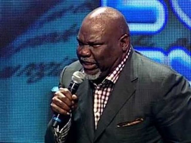 T.D. Jakes: Las iglesias necesitan dejar de ser “prostitutas” de políticos