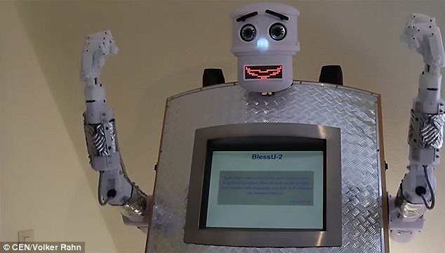 “Pastor robot” cita la Biblia y bendice a fieles