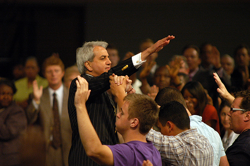Benny Hinn lanzará una red cristiana destacando el poder de Dios
