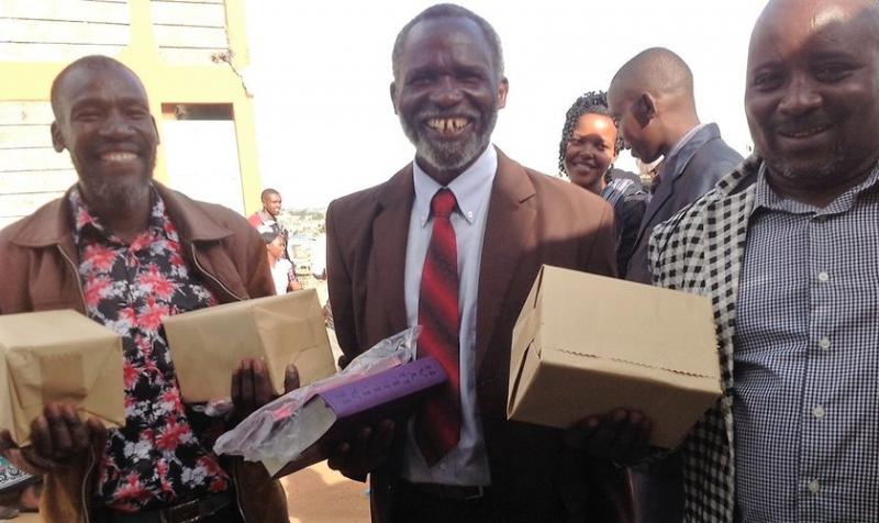 Misioneros distribuyen millones de biblias que ya no se utilizan