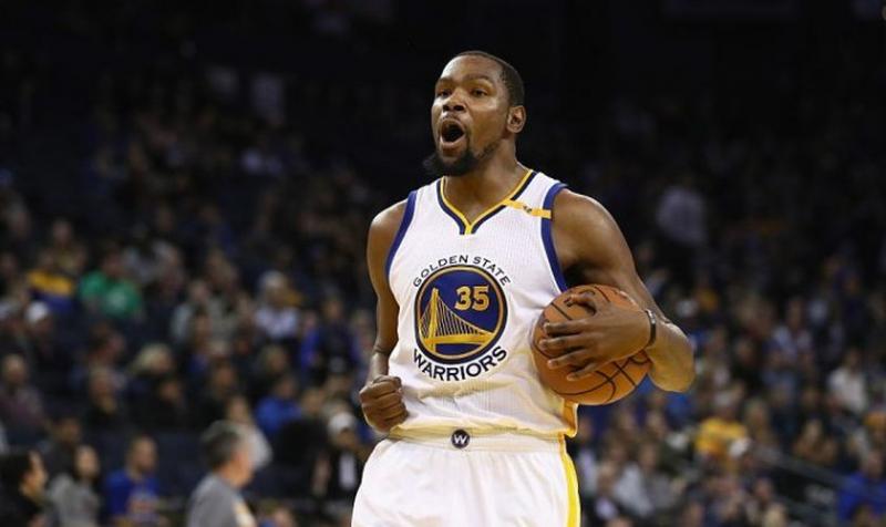 Mejor jugador de la NBA lee la Biblia antes de los juegos