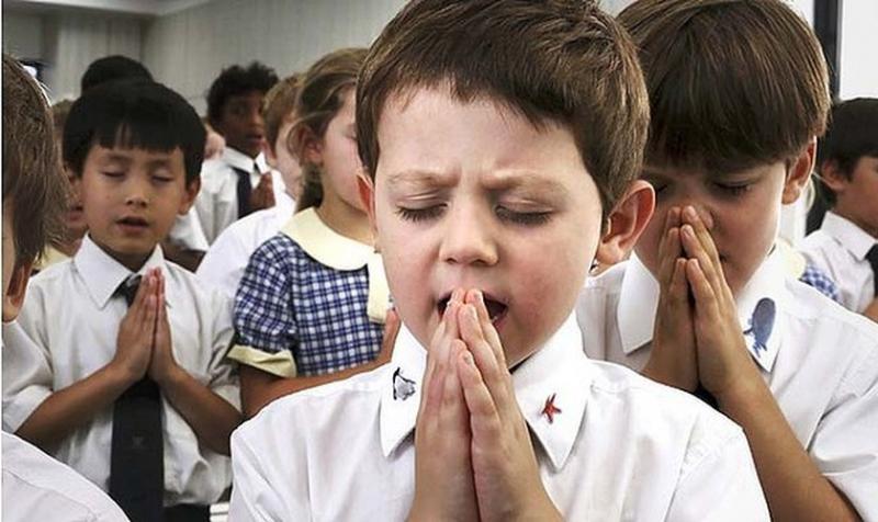 Suecia prohíbe a escuela cristiana orar y hablar de la Biblia