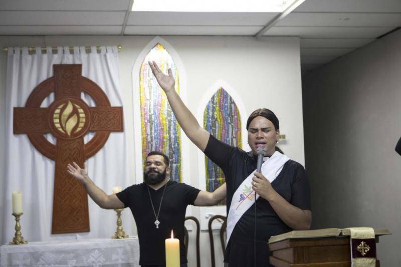 Falsa “pastora” transgénero blasfema contra Dios en iglesia