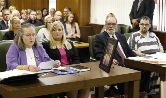 Madre entrega una Biblia al asesino de su hija