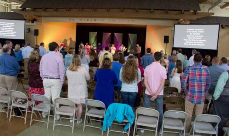 Pastor transforma club de strip-tease en centro misionero