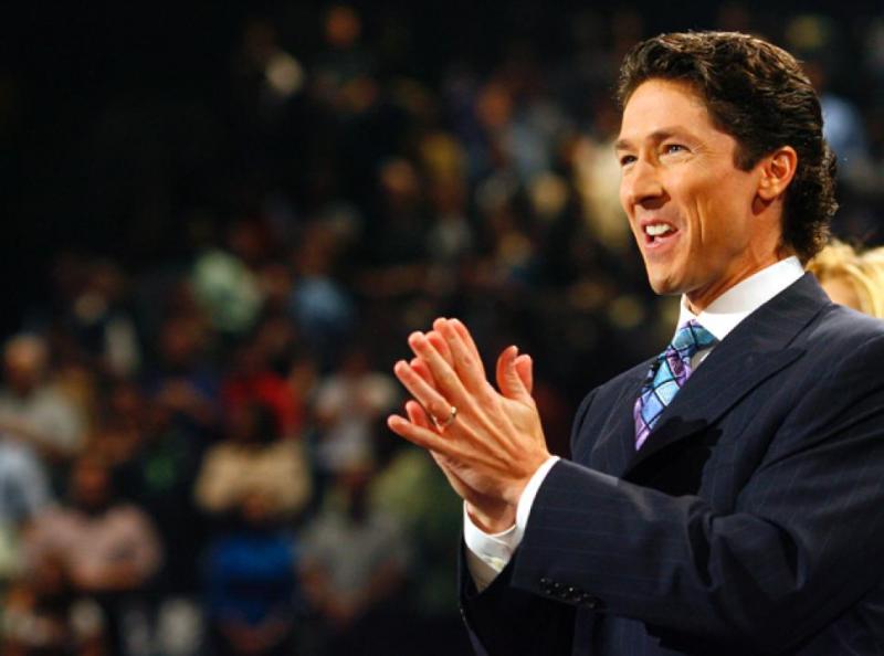 Pastor Joel Osteen criticado por guardar silencio y no condenar el racismo