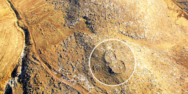 Arqueólogos desconcertados llaman huellas de Dios a rocas gigantes en forma de sandalia