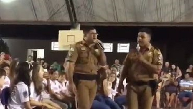 Viral video de policías alabando a Jesús en escuela pública