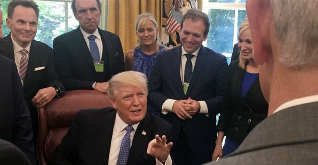 Pastor salva al presidente Trump de mordedura de araña venenosa