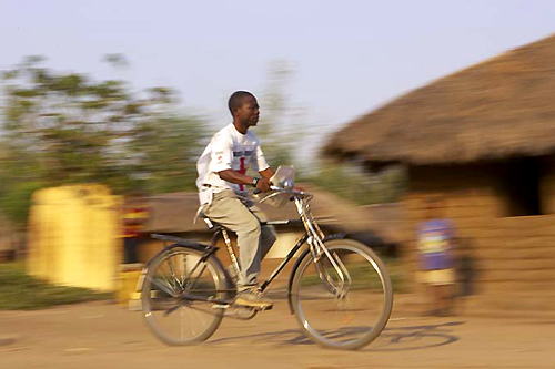 África: Cristianos llevarán el evangelio a más lugares usando una bicicleta