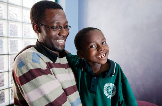 Niño sobrevive a sacrificio en ritual de brujería en Uganda