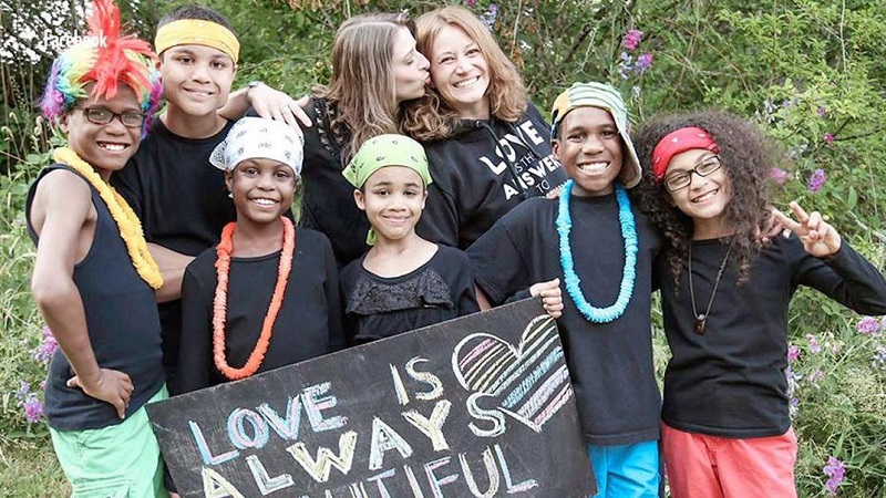 Pareja de lesbianas se suicida con sus 6 hijos adoptivos