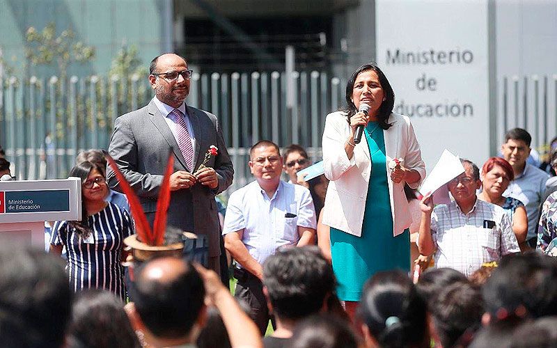 Perú: Ministerio de Educación escribe libros incitando al sexo contra natura y orgías sexuales a adolescentes