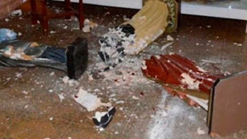 Evangélica es presa tras invadir templo católico y destruir imágenes