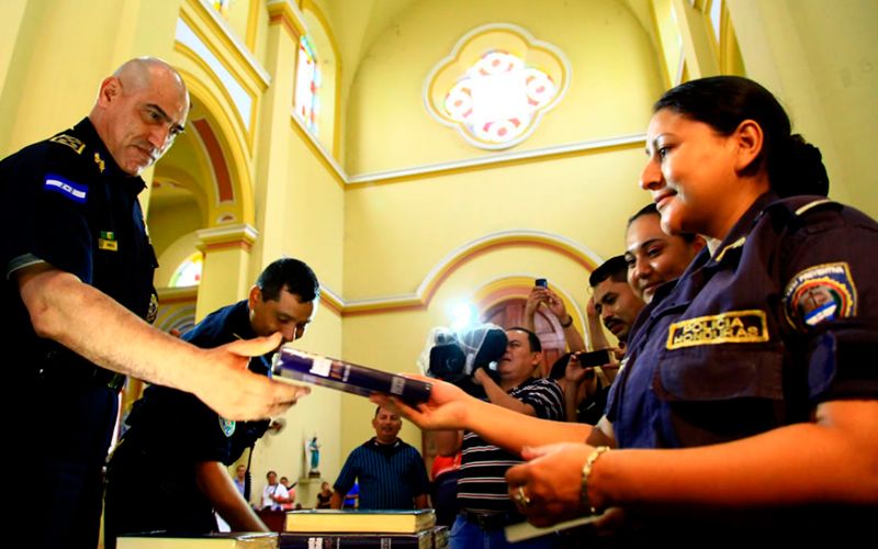 Policías cristianos evangelizan en cuarteles