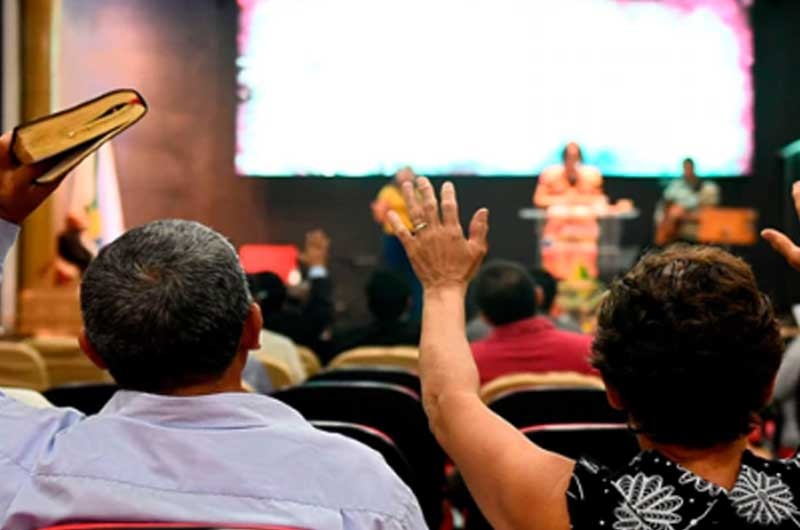 Investigan a iglesia que prometió inmunizar contra coronavirus