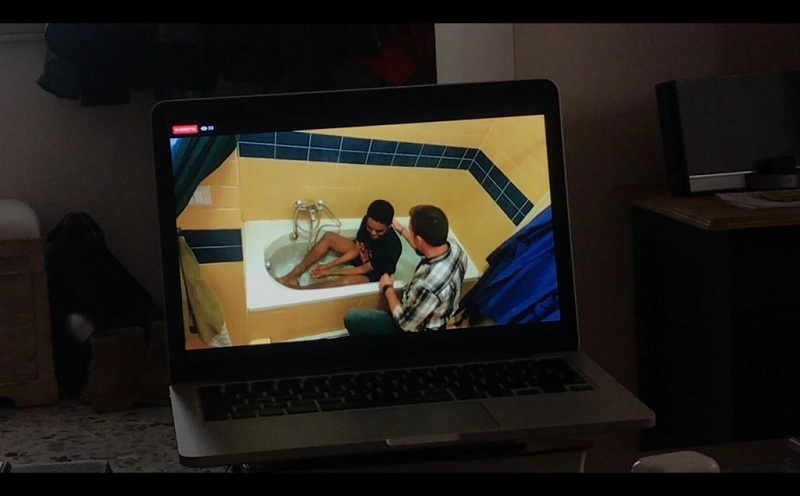 Iglesia en Italia bautiza a joven en una bañera por cuarentena