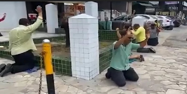 Cristianos de rodillas claman en las calles de Brasil para cese de Covid-19
