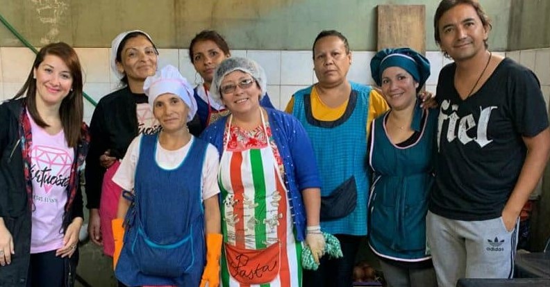 Iglesia Jesús el centro reparte Biblias y comidas a familias argentinas