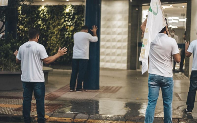 Pastor sanado de covid-19 regresa a hospital para orar por los enfermos