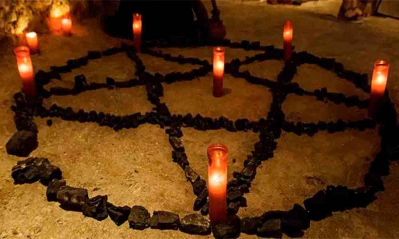 Joven mata a sus 2 hermanas en “sacrificio al diablo” para ganar la lotería