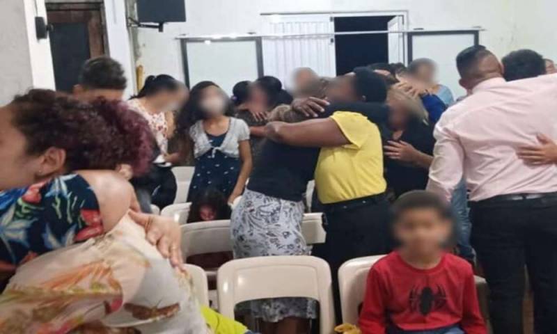 Pastor: Covid-19 no los tocará y feligreses se abrazan sin máscaras