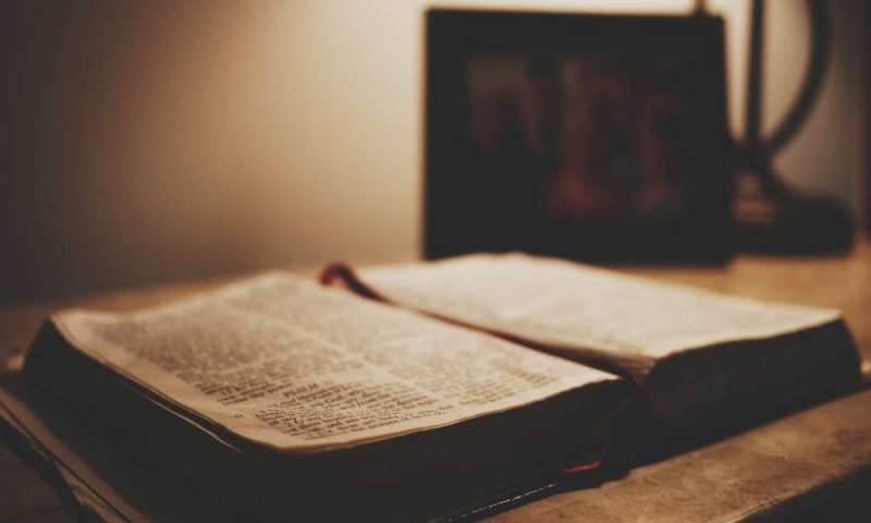 Cada vez son más los norcoreanos que leen la Biblia