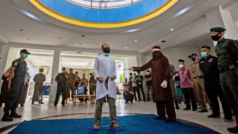 Azotan 40 veces a dos hombres cristianos en Indonesia