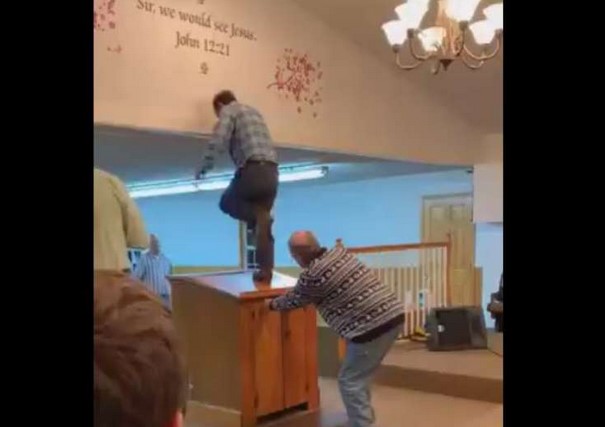 Pastor es llamado apóstata tras subirse al púlpito a bailar en pleno culto