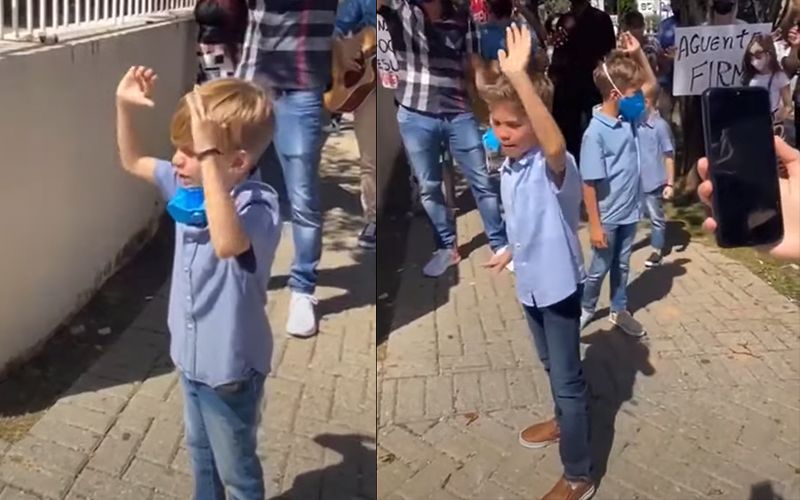 Niños claman frente a un hospital por pacientes con covid-19