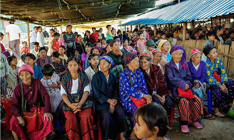 Pueblo asiático quema ídolos tras convertirse a Cristo
