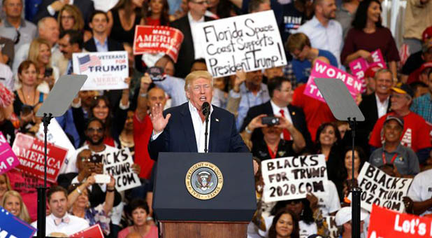 Pastor acusa a Trump de promover “manifestación demoníaca”