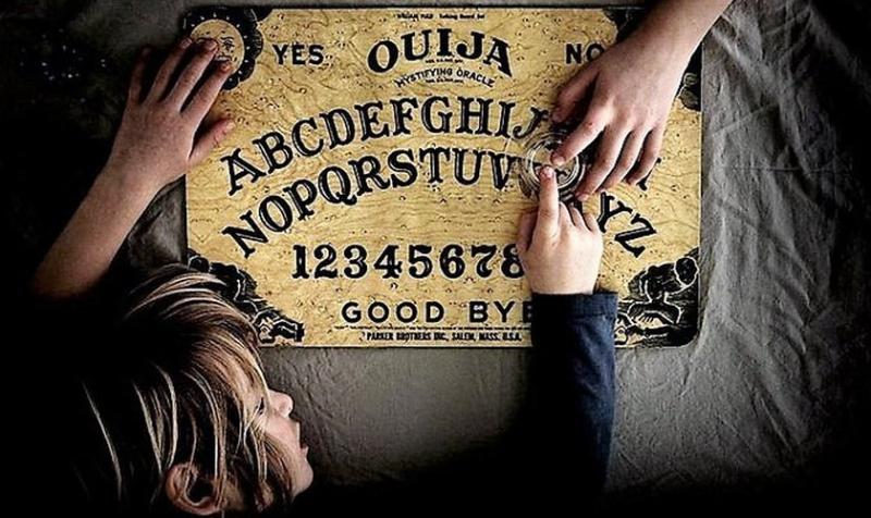 Maestra suspendida por jugar ‘Ouija’ con sus alumnos
