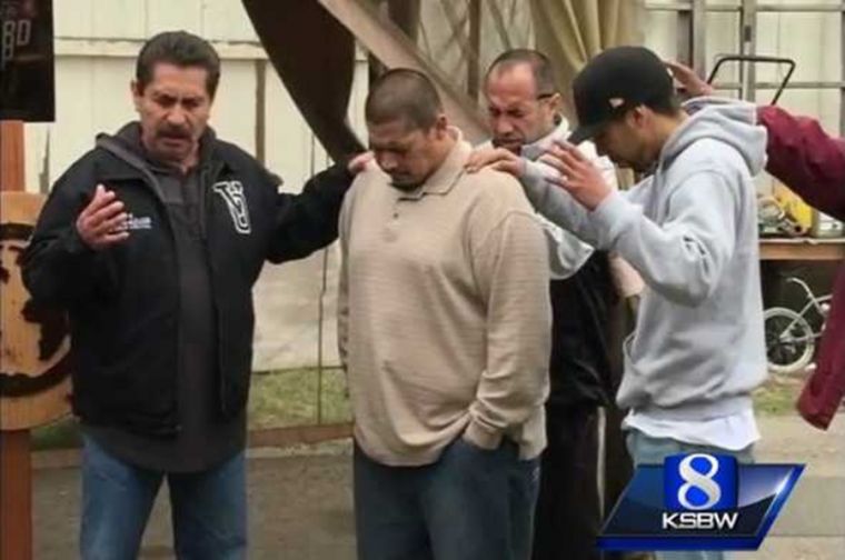 Feligres asesina a pastor cuando este  oraba por El