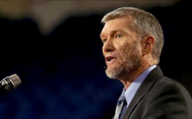 Teólogo: Las iglesias están “debilitando” el evangelio para ser aceptadas