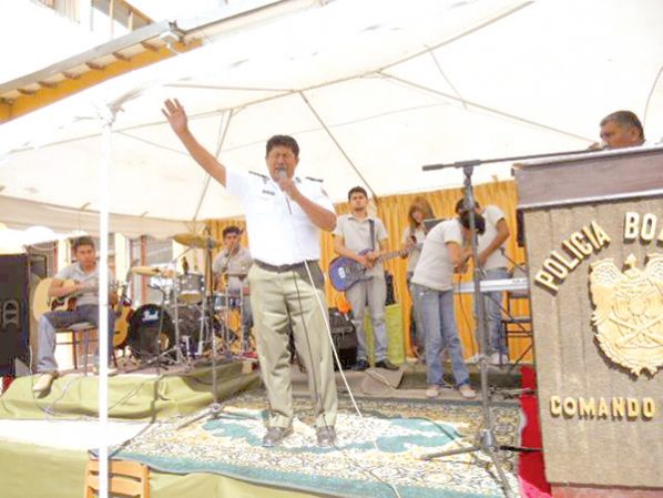 Policías cristianos combaten delitos con oración