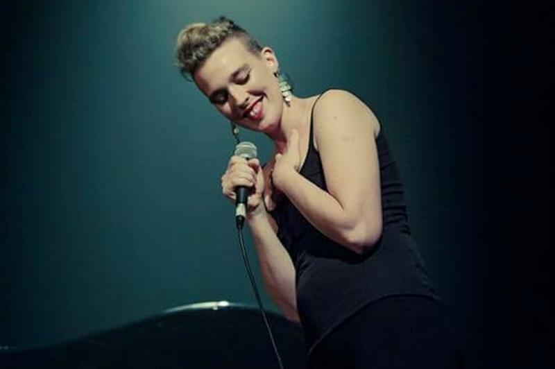 Cantante muere electrocutada mientras cantaba en la iglesia