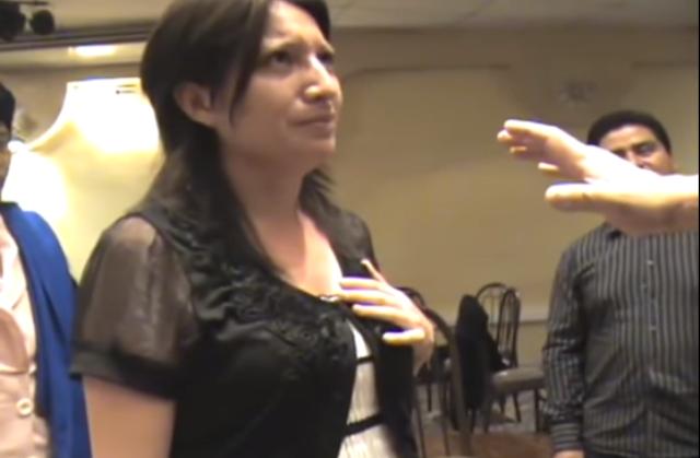 Mujer testifica que Dios hizo crece su seno después que pastor oro por ella