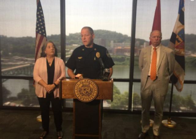 Prohíben a policías exhibir versículos de la Biblia