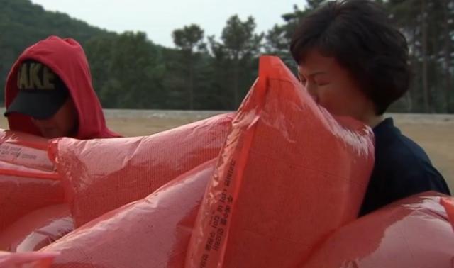 Envían globos con páginas de la Biblia a cristianos en Corea del Norte