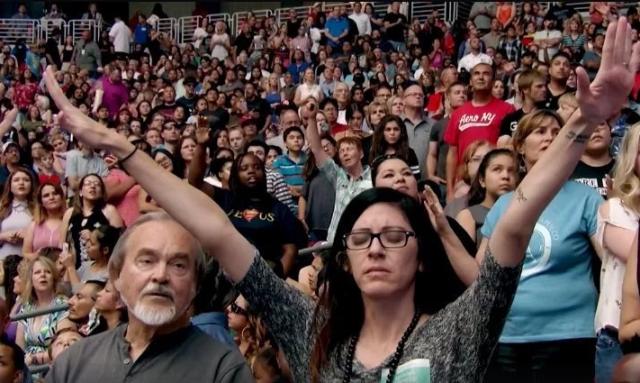 Más de 10 mil personas se entregan a Cristo en cruzada evangelística