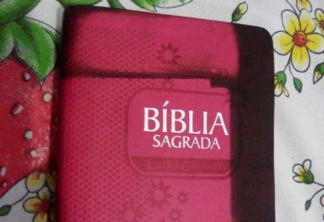 Voraz incendio acaba con una casa pero no pudo con una Biblia