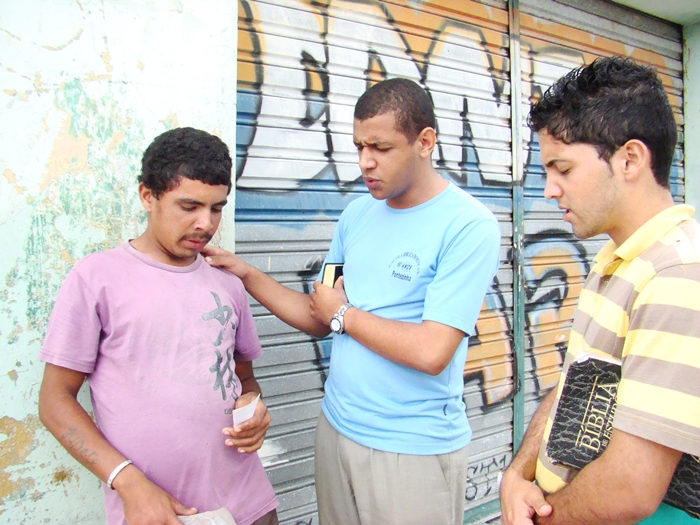 Iglesias que hacen evangelismo personal son las que más crecen