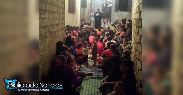 Prohibidos de hacer cultos en el templo, los cristianos egipcios oran en las calles