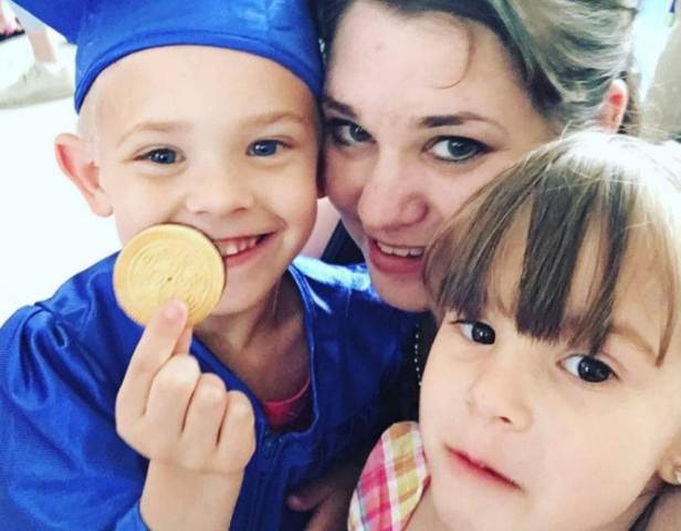 Niños oran tras ver a su madre sin dinero y Dios les responde