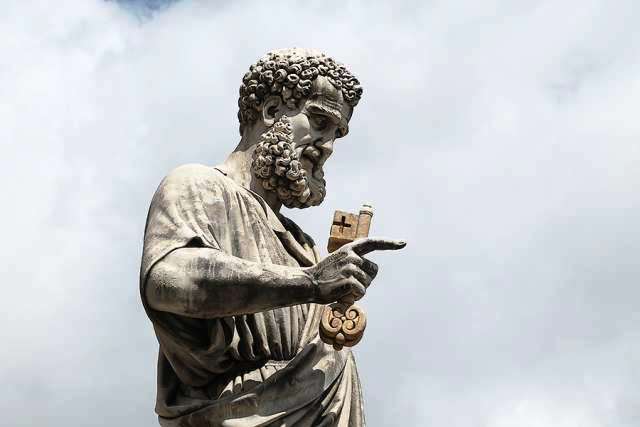 Descubren supuestos huesos del apóstol Pedro en una iglesia